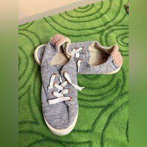 Roxy women’s bayshore sneakers in fair condition, gray and pink